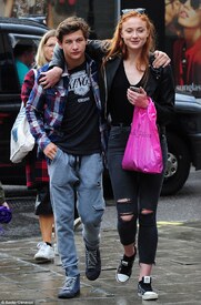 2CBE7DA200000578-3248769-Sparking_romance_rumours_Tye_Sheridan_and_Sophie_Turner_put_on_a-a-196_1443.jpg