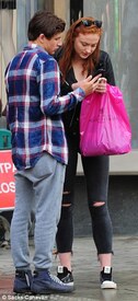 2CBE9EF900000578-3248769-Helping_hand_Tye_helped_Sophie_navigate_her_phone_following_the_-a-205_1443.jpg