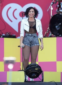 dlovato190915BZNimage3.jpg