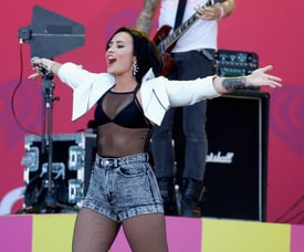 dlovato190915BZNimage4.jpg