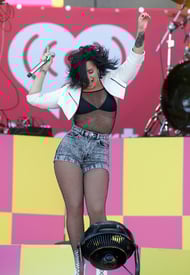 dlovato190915BZNimage5.jpg