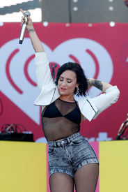 dlovato190915BZNimage8.jpg