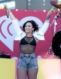 dlovato190915BZNimage9.jpg