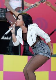 dlovato190915BZNimage14.jpg