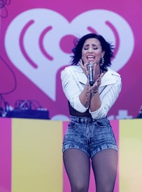 dlovato190915BZNimage16.jpg