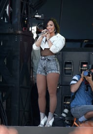 dlovato190915BZNimage22.jpg