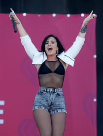 dlovato190915BZNimage25.jpg