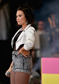 dlovato190915BZNimage28.jpg