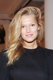 002_Toni_Garrn_Brock_Collection_Front_Row_September.jpg