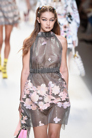 gigihadid220916BZNimage7.jpg