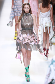 gigihadid220916BZNimage14.jpg
