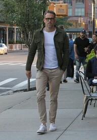 Ryan Reynolds Out NYC 5700B4WF2Rml.jpg