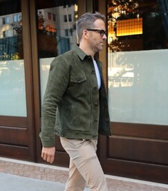 Ryan Reynolds Out NYC dAqCbLeelnbl.jpg