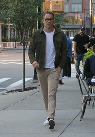Ryan Reynolds Out NYC MjxO264_jAZl.jpg
