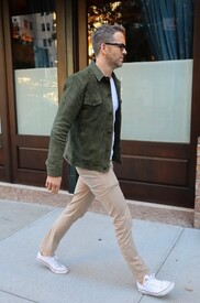 Ryan Reynolds Out NYC Pu7-4ybSn6yl.jpg