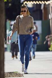 Nadine-Leopold-in-Blue-Jeans--05.jpg