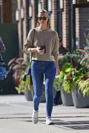 Nadine-Leopold-in-Blue-Jeans--09.jpg