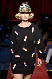 Rex_Moschino_5901971K.jpg