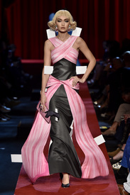 Rex_Moschino_5901971P.jpg