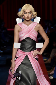 Rex_Moschino_5901971Q.jpg