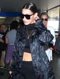 Bella-Hadid--At-LAX-airport--01.jpg