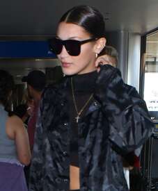 Bella-Hadid--At-LAX-airport--05.jpg