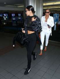 Bella-Hadid--At-LAX-airport--06.jpg