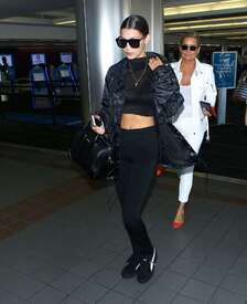 Bella-Hadid--At-LAX-airport--07.jpg