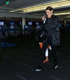 Bella-Hadid--At-LAX-airport--12.jpg