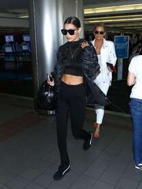 Bella-Hadid--At-LAX-airport--16.jpg