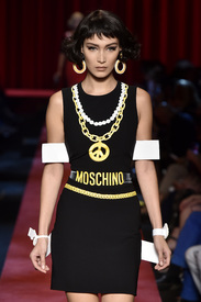 Rex_Moschino_5901971D.jpg