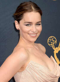 Emilia-Clarke--2016-Emmy-Awards--03.jpg