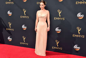 Emilia-Clarke--2016-Emmy-Awards--06.jpg