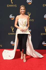 Sarah-Hyland--2016-Emmy-Awards--01.jpg