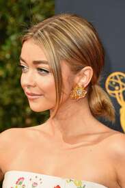 Sarah-Hyland--2016-Emmy-Awards--03.jpg