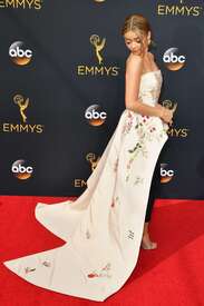 Sarah-Hyland--2016-Emmy-Awards--04.jpg