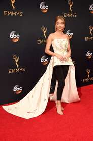 Sarah-Hyland--2016-Emmy-Awards--06.jpg