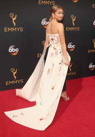 Sarah-Hyland--2016-Emmy-Awards--07.jpg