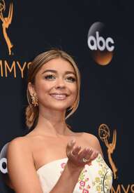 Sarah-Hyland--2016-Emmy-Awards--08.jpg