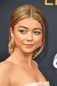 Sarah-Hyland--2016-Emmy-Awards--11.jpg