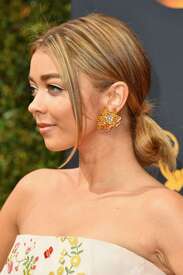 Sarah-Hyland--2016-Emmy-Awards--13.jpg