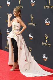 Sarah-Hyland--2016-Emmy-Awards--14.jpg