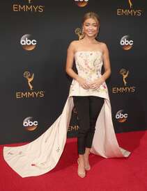 Sarah-Hyland--2016-Emmy-Awards--22.jpg