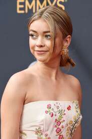 Sarah-Hyland--2016-Emmy-Awards--23.jpg