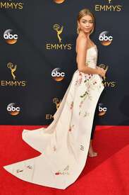 Sarah-Hyland--2016-Emmy-Awards--28.jpg