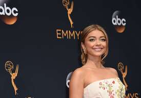 Sarah-Hyland--2016-Emmy-Awards--30.jpg