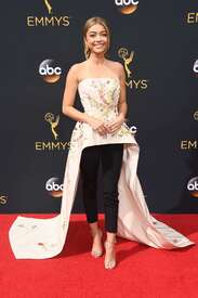 Sarah-Hyland--2016-Emmy-Awards--36.jpg