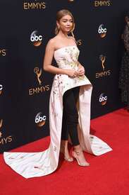 Sarah-Hyland--2016-Emmy-Awards--37.jpg