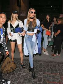Stella-Maxwell-in-Skinny-Jeans--01.jpg