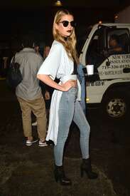 Stella-Maxwell-in-Skinny-Jeans--03.jpg